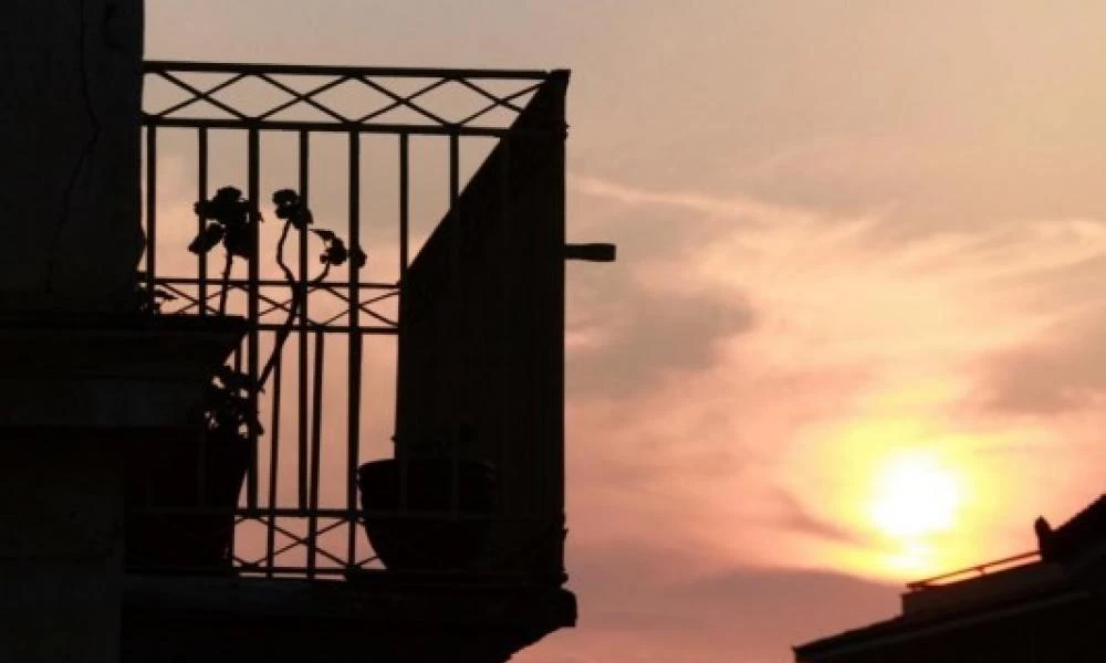 Βρέθηκε στο κενό για να μην τον πιάσει η σύζυγός του με άλλη γυναίκα